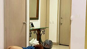 Hey, young latina angel cruz shakes ass in shorts seducing delivery boy