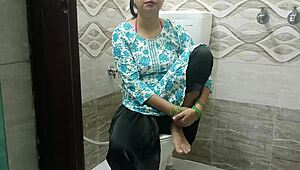 शरारती सौतेला बेटा खूबसूरत सौतेली मां को गंदी बातें करते चोदता है