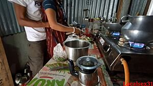 सर्वेंट ने सेक्सी 18 साल की लड़की के साथ किचन में डीपथ्रोट बेंटओवर डॉगी चुदाई पकाई