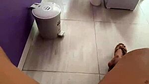 follando mi coño jugoso en público toilet clientes viendo mis labios hinchados.