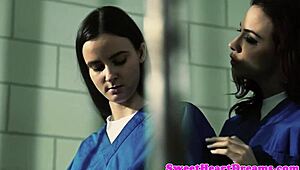 pussylicking les inmate tribs wildly in prison cell 😈👅💦