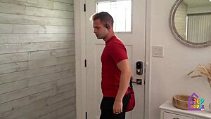 Can you imagine this horny bimbo milf slut banging everyone at home?