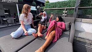 दो हॉर्नी मुस्लिम आदमी मासूम गोरी लड़की को टाइट चूत खेल में फंसाते