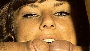 इंडियन विंटेज बायसेक्शुअल थ्रीसम में एक मुंह दो बालों वाले लंड चूसती