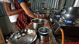 सर्वेंट ने सेक्सी 18 साल की लड़की के साथ किचन में डीपथ्रोट बेंटओवर डॉगी चुदाई पकाई