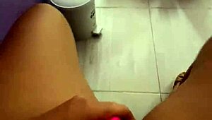 follando mi coño jugoso en público toilet clientes viendo mis labios hinchados.