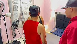 Jefa Cachonda Contrata Trabajadores Para Follárselos Y Acabar Cubriéndolos De Semen