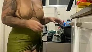 young slut flashes her swollen fat pussy in kitchen mini skirt live show