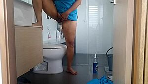 ब्राजीलियन लैटिना नौकरानी किचन काउंटर पर झुककर विशाल डिल्डो से डॉगीस्टाइल चुदाई