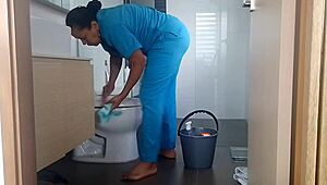 ब्राजीलियन लैटिना नौकरानी किचन काउंटर पर झुककर विशाल डिल्डो से डॉगीस्टाइल चुदाई