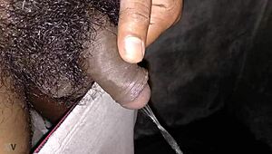 इंडियन स्टड ने बाथरूम में मोटा काला लंड हिलाते हुए जोरदार पेशाब किया ऑर्गेज्म