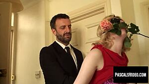 आंखें बंद वाली ब्लोंड बड़े लंड को रोमांटिक चूसती