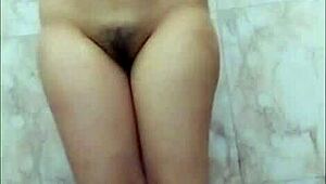 हॉट इंडियन लड़की बाथरूम में गीली चूत में उंगली डाल हिंदी गंदी बातें