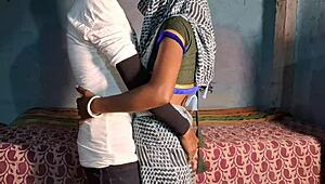 देसी हॉट भाभी घर में पूरी गांड उंगली, केला गले तक चूसकर जोरदार चूत चुदाई लेती है