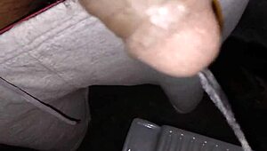 इंडियन स्टड ने बाथरूम में मोटा काला लंड हिलाते हुए जोरदार पेशाब किया ऑर्गेज्म