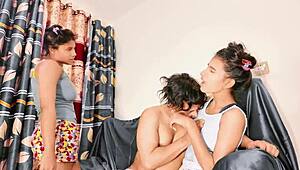 अरे उत्तरन20 बेस्टियों के साथ हॉट थ्रीसम में कूद पड़ी वाइल्ड चुदाई