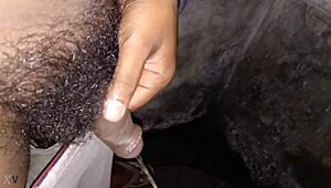 इंडियन स्टड ने बाथरूम में मोटा काला लंड हिलाते हुए जोरदार पेशाब किया ऑर्गेज्म