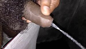 इंडियन स्टड ने बाथरूम में मोटा काला लंड हिलाते हुए जोरदार पेशाब किया ऑर्गेज्म