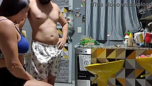 ei vizinho me pegou cozinhando e fodeu na cozinha