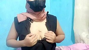 Indonesian Hijab Housewife Orgasms Hard on Giant Dildo Masturbation