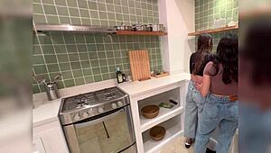 a mi madrastra le encanta lamer mi coño mojado en la cocina mientras cocina