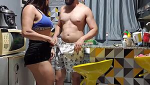 ei vizinho me pegou cozinhando e fodeu na cozinha