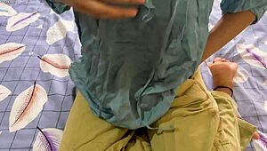 कुंवारी इंडियन बालों वाली देसी 18+ चूत आउटडोर पब्लिक में चोदी, ऑर्गेज्म डर्टी टॉक बालों वाली टांगें।