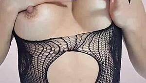 como gime esta tetona con polla gruesa en coño y boca en cuatro