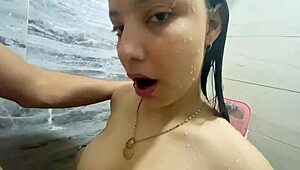 Pov: follo a mi hermanastra latina en la ducha de papi mientras gime rico