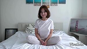 खूबसूरत 18yo लीज़ा का घरेलू पीओवी चूचियां खेल स्टेपडैड के साथ पहली बार।