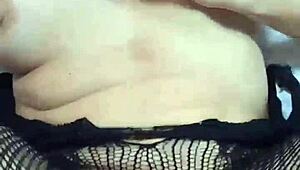 como gime esta tetona con polla gruesa en coño y boca en cuatro