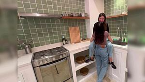 a mi madrastra le encanta lamer mi coño mojado en la cocina mientras cocina