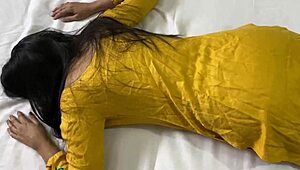 सौतेली मां इतना जोर से क्यों चोद रही तू तेरी चूत मेरा लंड गहरा ले रही हिंदी कराह