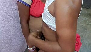 इंडियन सौतेली बहन बॉयफ्रेंड से चुपके मोटे लंड की टाइट चुदाई के लिए भागी