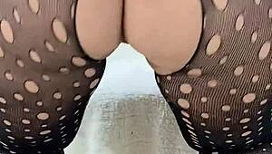 बड़ी गांड वाली ब्लोंड मैच्योर लिंगरी में रिस्की क्रीमपाई सिडक्शन