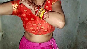 सेक्सी इंडियन भाभी बाथरूम में पेशाब करते हुए पियर्स्ड चूचियाँ चटका रही