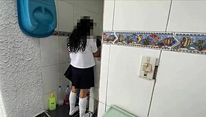 सौतेली बेटी को पैंटी धोते पकड़ा और टाइट चूत चोदी कम तक