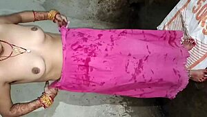 सेक्सी इंडियन भाभी बाथरूम में पेशाब करते हुए पियर्स्ड चूचियाँ चटका रही