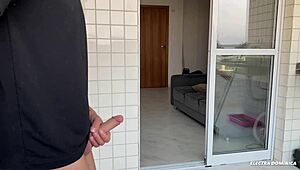 Essa bunda rebolando com shorts me deixou louco pela casa n�o aguentei e gozei forte! 🔥🍑💦