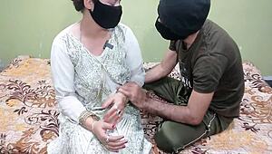 इंडियन बीवी रोमांटिक हिंदी प्ले में गीली चूत के लिए लंड तरस रही