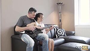 ओल्ड4के टिना वॉकर पेटाइट बेब पुराने आदमी का टेंडर ध्यान चाहती