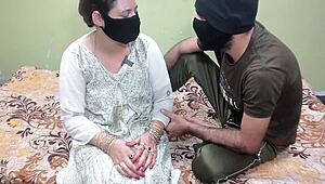 इंडियन बीवी रोमांटिक हिंदी प्ले में गीली चूत के लिए लंड तरस रही