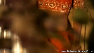 सेंसुअल ब्रूनेट बॉलीवुड बेब टीज स्ट्रिप डांस एरोटिक न्यूड