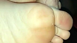 Homemade Barefoot Girlfriend Footjob Ends in Huge Cumshot