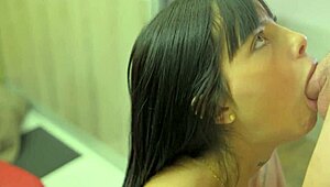 ब्रुनेट स्लट ने क्रीमपाई के बाद टाइट गांड से लंड साफ चूसा