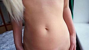 सौतेली बहन ने सौतेले भाई को पैंटी में डिनर से पहले जल्दी झाड़ दिया