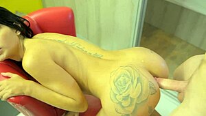 ब्रुनेट स्लट ने क्रीमपाई के बाद टाइट गांड से लंड साफ चूसा