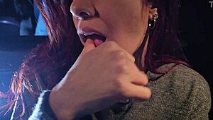 la chica de la librería me monta sin condón en el carro con su gran culo