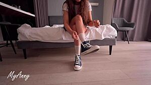 कर्ली मॉडल को फेटिश स्नीकर्स में स्वीट क्रिमपाई मिला