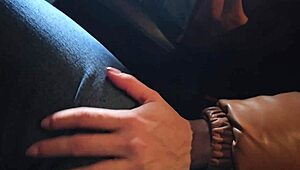 la chica de la librería me monta sin condón en el carro con su gran culo